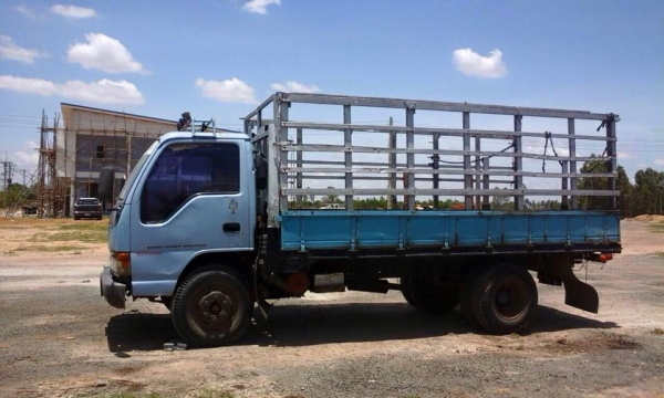 ขายครับNPR120 ฝาขาว ปี40 ยาว4.30 ยาง8.25-16 หัวเก๋งคอนโซนครบ เบาะซ้ายขาด แฝงประตูว้ายขวาครบ พื้นหัวมี ทะลุบ้างเล็กน้อย หัวเดิมบ้าง ไม่เคยชน ไม่เคยเก็บสีมา คอกเหล็กแป๊บสูงพร้อมบรรทุก รถพร้อมใช้งานได้เลย รถยังใช้งานยุทุกวัน คัวชีสวย. เครื่องดี.  หัวถ้าให้สว