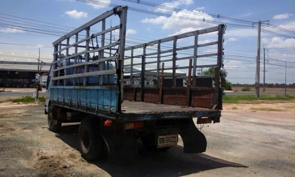 ขายครับNPR120 ฝาขาว ปี40 ยาว4.30 ยาง8.25-16 หัวเก๋งคอนโซนครบ เบาะซ้ายขาด แฝงประตูว้ายขวาครบ พื้นหัวมี ทะลุบ้างเล็กน้อย หัวเดิมบ้าง ไม่เคยชน ไม่เคยเก็บสีมา คอกเหล็กแป๊บสูงพร้อมบรรทุก รถพร้อมใช้งานได้เลย รถยังใช้งานยุทุกวัน คัวชีสวย. เครื่องดี.  หัวถ้าให้สว