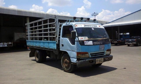 ขายครับNPR120 ฝาขาว ปี40 ยาว4.30 ยาง8.25-16 หัวเก๋งคอนโซนครบ เบาะซ้ายขาด แฝงประตูว้ายขวาครบ พื้นหัวมี ทะลุบ้างเล็กน้อย หัวเดิมบ้าง ไม่เคยชน ไม่เคยเก็บสีมา คอกเหล็กแป๊บสูงพร้อมบรรทุก รถพร้อมใช้งานได้เลย รถยังใช้งานยุทุกวัน คัวชีสวย. เครื่องดี.  หัวถ้าให้สว