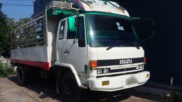 รถอีซูซุ 6 ล้อ หลังถนน 145 แรงม้า.    สนใจติดต่อ  081 - 6079515