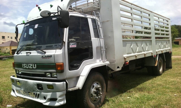 รถอีซูซุ 6 ล้อ หลังถนน FTR 175 แรงม้า.  ( รถห้างแท้. )    สนใจติดต่อ  081 - 6079515