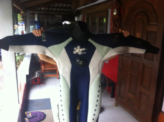 ชุดดำน้ำลึกยี่ห้อ mobbys จากญี่ปุ่น แบบสวมทั้งตัวมีรองเท้าซีลในตัวพร้อมระบบมีวาล์วเพื่อความปลอดภัยต่างๆ