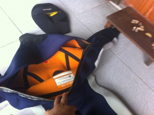 ชุดดำน้ำลึกยี่ห้อ mobbys จากญี่ปุ่น แบบสวมทั้งตัวมีรองเท้าซีลในตัวพร้อมระบบมีวาล์วเพื่อความปลอดภัยต่างๆ