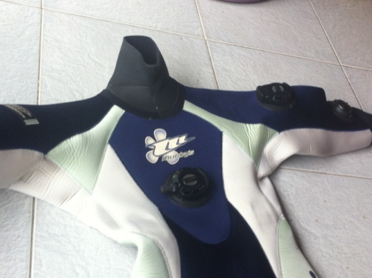 ชุดดำน้ำลึกยี่ห้อ mobbys จากญี่ปุ่น แบบสวมทั้งตัวมีรองเท้าซีลในตัวพร้อมระบบมีวาล์วเพื่อความปลอดภัยต่างๆ