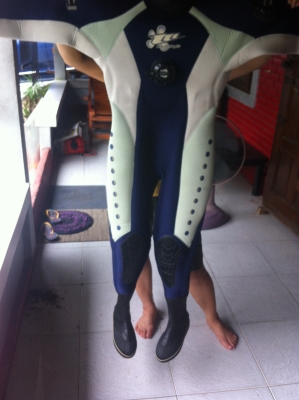 ชุดดำน้ำลึกยี่ห้อ mobbys จากญี่ปุ่น แบบสวมทั้งตัวมีรองเท้าซีลในตัวพร้อมระบบมีวาล์วเพื่อความปลอดภัยต่างๆ