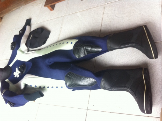 ชุดดำน้ำลึกยี่ห้อ mobbys จากญี่ปุ่น แบบสวมทั้งตัวมีรองเท้าซีลในตัวพร้อมระบบมีวาล์วเพื่อความปลอดภัยต่างๆ