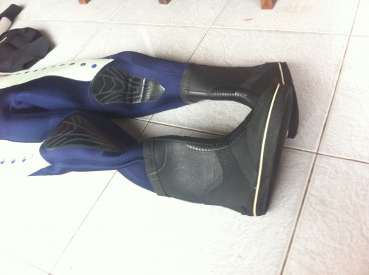 ชุดดำน้ำลึกยี่ห้อ mobbys จากญี่ปุ่น แบบสวมทั้งตัวมีรองเท้าซีลในตัวพร้อมระบบมีวาล์วเพื่อความปลอดภัยต่างๆ