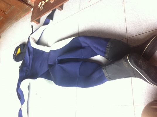 ชุดดำน้ำลึกยี่ห้อ mobbys จากญี่ปุ่น แบบสวมทั้งตัวมีรองเท้าซีลในตัวพร้อมระบบมีวาล์วเพื่อความปลอดภัยต่างๆ