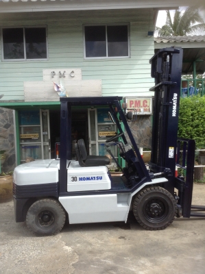 +++ ขายโฟล์คลิฟท์  KOMATSU  FD30-11  ขนาด  3  ตัน   เครื่องยนต์ดีเซล  เสา 4.5  เมตร  ไซด์ชิพ  (งาสไลด์)  เกียร์ธรรมดา  ยางตัน