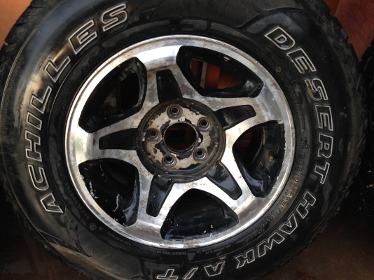 ล้อแม็กซ์ ขอบ 15 พร้อมยางสภาพพอใช้ได้ครับ 5 รู 114.3 ใส่ Tiger D4D 4x2 มาครับ