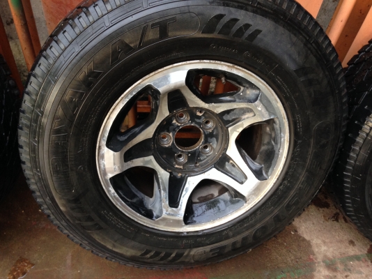 ล้อแม็กซ์ ขอบ 15 พร้อมยางสภาพพอใช้ได้ครับ 5 รู 114.3 ใส่ Tiger D4D 4x2 มาครับ
