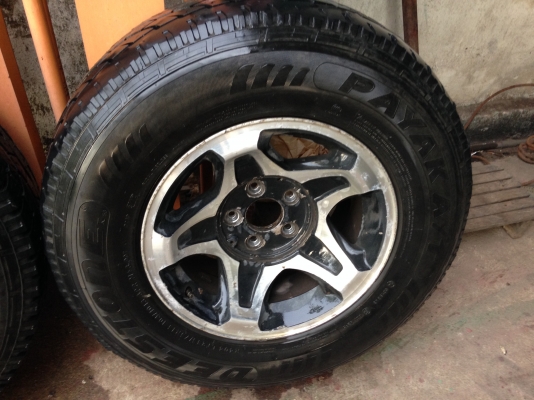 ล้อแม็กซ์ ขอบ 15 พร้อมยางสภาพพอใช้ได้ครับ 5 รู 114.3 ใส่ Tiger D4D 4x2 มาครับ
