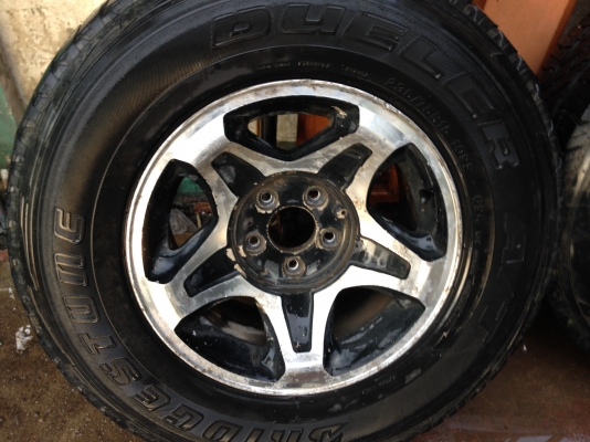 ล้อแม็กซ์ ขอบ 15 พร้อมยางสภาพพอใช้ได้ครับ 5 รู 114.3 ใส่ Tiger D4D 4x2 มาครับ