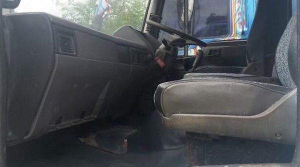 HINO FF2H 210 HP HO6C-TC หกล้อดั๊มพ์ กระบะดั๊มพ์มิเนียมคอกเกษตร 12 ตันความยาว 5.80 เมตรสภาพสวยจัดพร้อมบรรทุกหนักได้เลยครับ เครื่องยนต์แน่นดีแรงดีไม่มีเยิ้ม หัวเก๋งไฮเทคอย่างสวยภายในเก๋งคอนโซลสวยครบพร้อม พวงมาลัยเพาเวอร์ ช่วงล่างใหญ่คัชซีสวยเดิมไม่มีแตกบวม