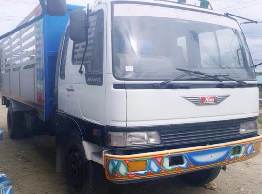 HINO FF2H 210 HP HO6C-TC หกล้อดั๊มพ์ กระบะดั๊มพ์มิเนียมคอกเกษตร 12 ตันความยาว 5.80 เมตรสภาพสวยจัดพร้อมบรรทุกหนักได้เลยครับ เครื่องยนต์แน่นดีแรงดีไม่มีเยิ้ม หัวเก๋งไฮเทคอย่างสวยภายในเก๋งคอนโซลสวยครบพร้อม พวงมาลัยเพาเวอร์ ช่วงล่างใหญ่คัชซีสวยเดิมไม่มีแตกบวม