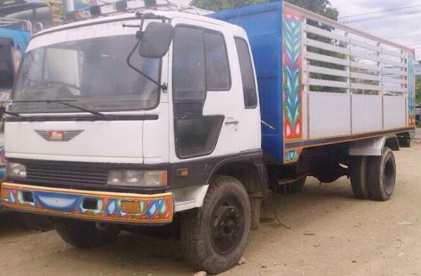 HINO FF2H 210 HP HO6C-TC หกล้อดั๊มพ์ กระบะดั๊มพ์มิเนียมคอกเกษตร 12 ตันความยาว 5.80 เมตรสภาพสวยจัดพร้อมบรรทุกหนักได้เลยครับ เครื่องยนต์แน่นดีแรงดีไม่มีเยิ้ม หัวเก๋งไฮเทคอย่างสวยภายในเก๋งคอนโซลสวยครบพร้อม พวงมาลัยเพาเวอร์ ช่วงล่างใหญ่คัชซีสวยเดิมไม่มีแตกบวม