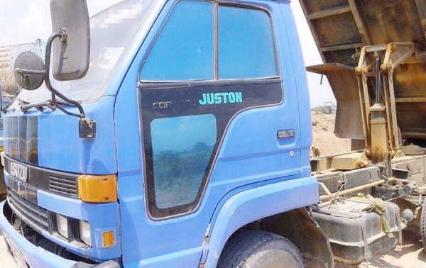 ISUZU NRR 175 HP 6BG1 หกล้อดั๊มพ์ กระบะดั๊มพ์เหล็ก 5 ตันความยาว 3.5 เมตรสภาพดีสวยพร้อมบรรทุกหนักได้เลย เครื่องยนต์ฝาส้มแน่นแรงดีไม่มีเยิ้ม ภายในเก๋งคอนโซลสวยครบพร้อม พวงมาลัยเพาเวอร์ เบรคลม ช่วงล่างแน่นหนึบคัชซีสวยไม่มีแตกบวม คานหน้ากับเฟืองท้ายใหญ่ติด F