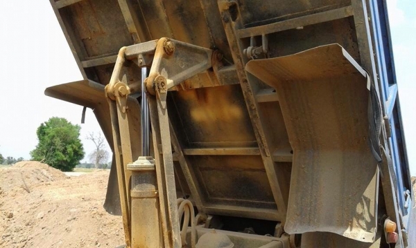 ISUZU NRR 175 HP 6BG1 หกล้อดั๊มพ์ กระบะดั๊มพ์เหล็ก 5 ตันความยาว 3.5 เมตรสภาพดีสวยพร้อมบรรทุกหนักได้เลย เครื่องยนต์ฝาส้มแน่นแรงดีไม่มีเยิ้ม ภายในเก๋งคอนโซลสวยครบพร้อม พวงมาลัยเพาเวอร์ เบรคลม ช่วงล่างแน่นหนึบคัชซีสวยไม่มีแตกบวม คานหน้ากับเฟืองท้ายใหญ่ติด F