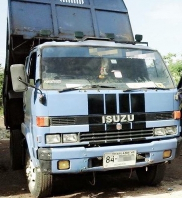 ISUZU NRR 175 HP 6BG1 หกล้อดั๊มพ์ กระบะดั๊มพ์เหล็ก 5 ตันความยาว 3.5 เมตรสภาพดีสวยพร้อมบรรทุกหนักได้เลย เครื่องยนต์ฝาส้มแน่นแรงดีไม่มีเยิ้ม ภายในเก๋งคอนโซลสวยครบพร้อม พวงมาลัยเพาเวอร์ เบรคลม ช่วงล่างแน่นหนึบคัชซีสวยไม่มีแตกบวม คานหน้ากับเฟืองท้ายใหญ่ติด F