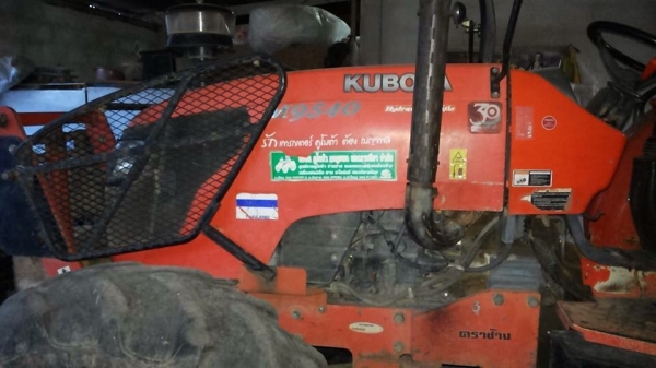 KUBOTA M9540 - 2 เพลา รถไถใหญ่สภาพดีพร้อมทำงานได้เลย เครื่องยนต์แรงดีกำลังไม่ตก ระบบเกียร์ซิงโครเมท เดินหน้า 8 ถอยหลัง 8 ใช้งานง่ายไม่มีหลุด ระบบไฮดรอลิกส์ของเหลวไม่แตกเยิ้ม อุปกรณ์ครบพร้อม มีใบดันหน้า ผานพรวนดิน 7 ช่วงล่างแน่นยางสภาพดี 65\% เอกสารทะเบียนค