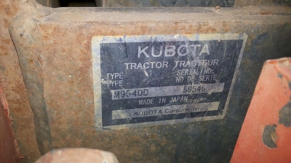 KUBOTA M9540 - 2 เพลา รถไถใหญ่สภาพดีพร้อมทำงานได้เลย เครื่องยนต์แรงดีกำลังไม่ตก ระบบเกียร์ซิงโครเมท เดินหน้า 8 ถอยหลัง 8 ใช้งานง่ายไม่มีหลุด ระบบไฮดรอลิกส์ของเหลวไม่แตกเยิ้ม อุปกรณ์ครบพร้อม มีใบดันหน้า ผานพรวนดิน 7 ช่วงล่างแน่นยางสภาพดี 65\% เอกสารทะเบียนค