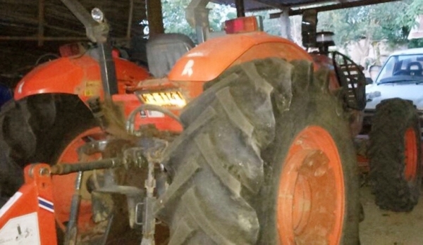 KUBOTA M9540 - 2 เพลา รถไถใหญ่สภาพดีพร้อมทำงานได้เลย เครื่องยนต์แรงดีกำลังไม่ตก ระบบเกียร์ซิงโครเมท เดินหน้า 8 ถอยหลัง 8 ใช้งานง่ายไม่มีหลุด ระบบไฮดรอลิกส์ของเหลวไม่แตกเยิ้ม อุปกรณ์ครบพร้อม มีใบดันหน้า ผานพรวนดิน 7 ช่วงล่างแน่นยางสภาพดี 65\% เอกสารทะเบียนค