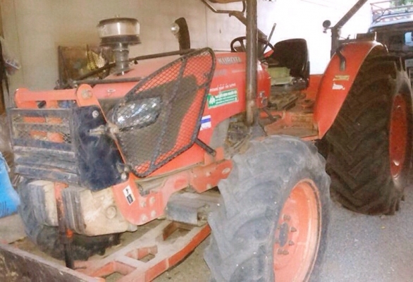 KUBOTA M9540 - 2 เพลา รถไถใหญ่สภาพดีพร้อมทำงานได้เลย เครื่องยนต์แรงดีกำลังไม่ตก ระบบเกียร์ซิงโครเมท เดินหน้า 8 ถอยหลัง 8 ใช้งานง่ายไม่มีหลุด ระบบไฮดรอลิกส์ของเหลวไม่แตกเยิ้ม อุปกรณ์ครบพร้อม มีใบดันหน้า ผานพรวนดิน 7 ช่วงล่างแน่นยางสภาพดี 65\% เอกสารทะเบียนค