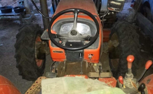 KUBOTA M9540 - 2 เพลา รถไถใหญ่สภาพดีพร้อมทำงานได้เลย เครื่องยนต์แรงดีกำลังไม่ตก ระบบเกียร์ซิงโครเมท เดินหน้า 8 ถอยหลัง 8 ใช้งานง่ายไม่มีหลุด ระบบไฮดรอลิกส์ของเหลวไม่แตกเยิ้ม อุปกรณ์ครบพร้อม มีใบดันหน้า ผานพรวนดิน 7 ช่วงล่างแน่นยางสภาพดี 65\% เอกสารทะเบียนค