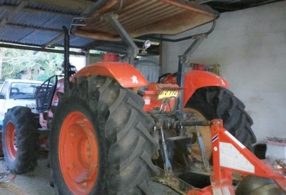 KUBOTA M9540 - 2 เพลา รถไถใหญ่สภาพดีพร้อมทำงานได้เลย เครื่องยนต์แรงดีกำลังไม่ตก ระบบเกียร์ซิงโครเมท เดินหน้า 8 ถอยหลัง 8 ใช้งานง่ายไม่มีหลุด ระบบไฮดรอลิกส์ของเหลวไม่แตกเยิ้ม อุปกรณ์ครบพร้อม มีใบดันหน้า ผานพรวนดิน 7 ช่วงล่างแน่นยางสภาพดี 65\% เอกสารทะเบียนค