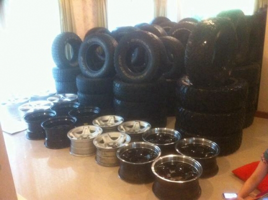 ล้อลาย Bradley ขอบ16 พร้อมยาง All Yokohama 265 70 16 ใส่หล่อๆดอกยังดีใช้อีกเป็นปีครับ ล้อลาย Bradley ขอบ16 พร้อมยาง All Yokohama 265 70 16 ใส่หล่อๆดอกยังดีใช้อีกเป็นปีครับ