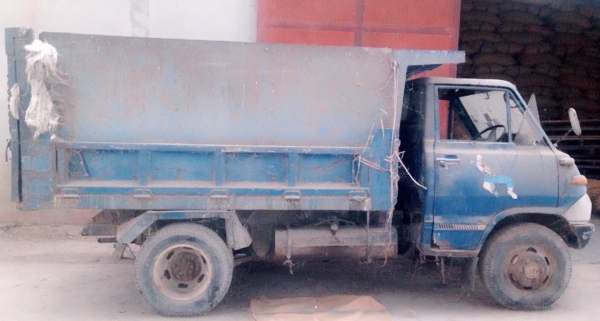 TOYOTA DYNA BU12 - 85 HP หกล้อดั๊มพ์ กระบะดั๊มพ์เหล็กความยาว 3.20 เมตรสภาพดีไม่ผุพร้อมบรรทุกได้เลย เครื่องยนต์แรงดีกำลังไม่ตก รถจอดเพราะไม่ได้ใช้งานมาประมาณ 1 ปีครับ ภายในเก๋งคอนโซลครบพร้อม พวงมาลัยธรรมดา ช่วงล่างคัชซีไม่บวม ยางสภาพดีประมาณ 60\% เอกสารเล่ม