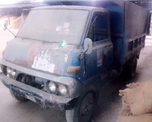 TOYOTA DYNA BU12 - 85 HP หกล้อดั๊มพ์ กระบะดั๊มพ์เหล็กความยาว 3.20 เมตรสภาพดีไม่ผุพร้อมบรรทุกได้เลย เครื่องยนต์แรงดีกำลังไม่ตก รถจอดเพราะไม่ได้ใช้งานมาประมาณ 1 ปีครับ ภายในเก๋งคอนโซลครบพร้อม พวงมาลัยธรรมดา ช่วงล่างคัชซีไม่บวม ยางสภาพดีประมาณ 60\% เอกสารเล่ม