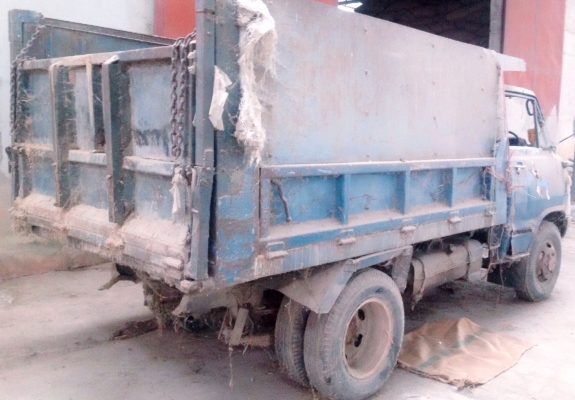 TOYOTA DYNA BU12 - 85 HP หกล้อดั๊มพ์ กระบะดั๊มพ์เหล็กความยาว 3.20 เมตรสภาพดีไม่ผุพร้อมบรรทุกได้เลย เครื่องยนต์แรงดีกำลังไม่ตก รถจอดเพราะไม่ได้ใช้งานมาประมาณ 1 ปีครับ ภายในเก๋งคอนโซลครบพร้อม พวงมาลัยธรรมดา ช่วงล่างคัชซีไม่บวม ยางสภาพดีประมาณ 60\% เอกสารเล่ม