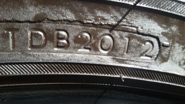 ขายยาง mud yokohama 265/75/16. ปี 12