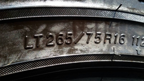 ขายยาง mud yokohama 265/75/16. ปี 12