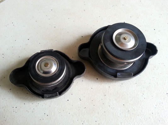 ฝาหม้อน้ำ SPAC by PIAA ฝาใหญ่(อันที่อยู่ทางขวา) กดไล่น้ำได้ ของใหม่ แท้ๆจากช๊อปที่ญี่ปุ่น บ้านเราหายาก