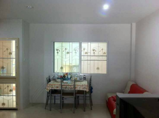 ขายทาวน์เฮ้าส์ในซอยประชาอุทิศ 90 ม.สุขสำราญ ลิฟวิ่ง