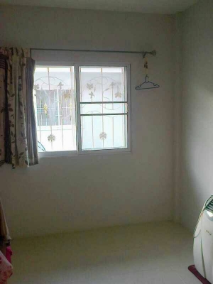 ขายทาวน์เฮ้าส์ในซอยประชาอุทิศ 90 ม.สุขสำราญ ลิฟวิ่ง