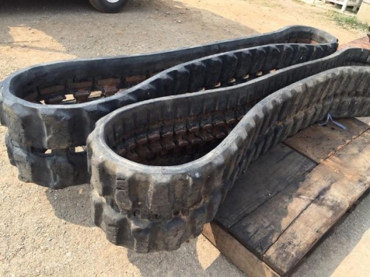 ขายแทรคยาง ใช้กับ รถขุด KOMATSU PC20 นำเข้าจากญี่ปุ่น ติดต่อ 081-2990958/089-8368497 (เจ้าของขายเอง)