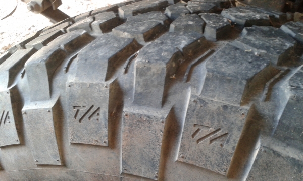 ขายเศษยาง KM2 BF 255/85/16 ปี09  ดอก7-8 เซน มี 3 เส้นๆละ2000.-