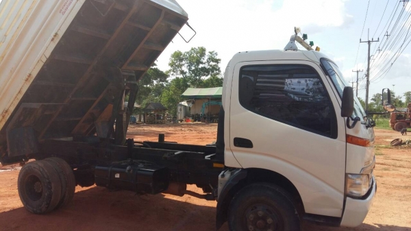 รถฮีโน่ 6 ล้อดั้ม ทูโถ้ 136 แรงม้า. ปี 55.  ( รถวิ่ง 4x,xxx กว่า กม. )       สนใจติดต่อ  081 - 6079515