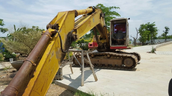 ขายแม็กโคร.   โคมัสสุ PC  200-5 เอกสารครบรถพร้อมใช้ตัวเดินกีบคอลโทลสั้น