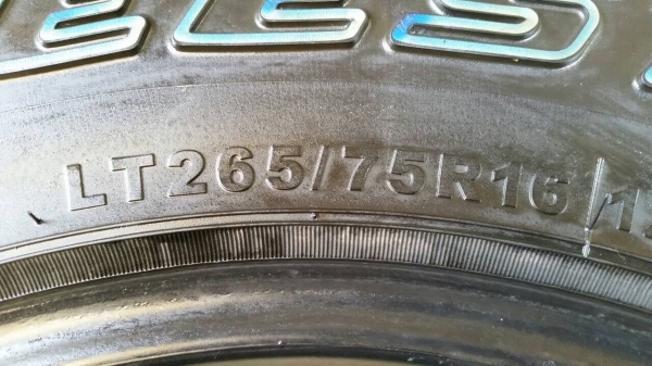 ขายยาง mud deestone 265/75/16 ปลายปี 13 ขายยาง mud deestone 265/75/16 ปลายปี 13