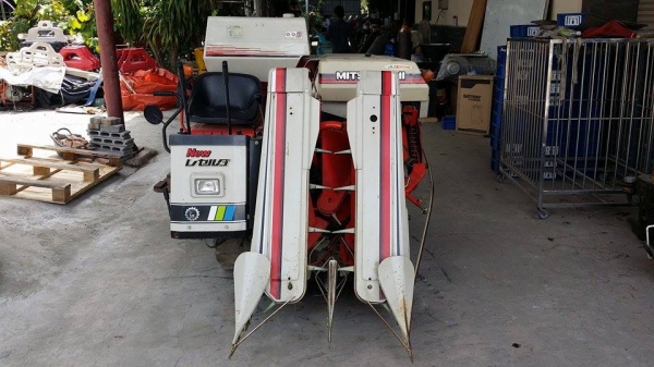 รถเกี่ยวข้าวพร้อมนวดข้าวในตัว แบบนั่งขับ เก่าญี่ปุ่น MITSUBISHI ML11  สภาพสวย เครื่องยนต์ติดง่ายพร้อมใช้งาน ไม่เคยใช้งานในไทย