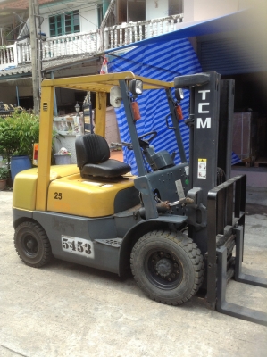 +++ ขายโฟล์คลิฟท์  T.C.M. FD25 Z5  ขนาด 2.5  ตัน  (รถนอก)  เครื่องยนต์ดีเซล  เสา  4.5  เมตร  เกียร์ออโตเมติค  งา 1,070  มม.  ยางตันครับ