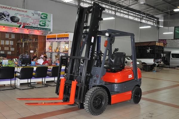 ขายรถโฟล์คลิฟท์มือสอง TOYOTA รุ่น 6FG25 ราคา 295,000 บาท นำเข้าจากประเทศญี่ปุ่น 100\% ไม่เคยใช้งานในไทย