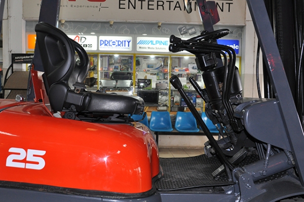 ขายรถโฟล์คลิฟท์มือสอง TOYOTA รุ่น 6FG25 ราคา 295,000 บาท นำเข้าจากประเทศญี่ปุ่น 100\% ไม่เคยใช้งานในไทย