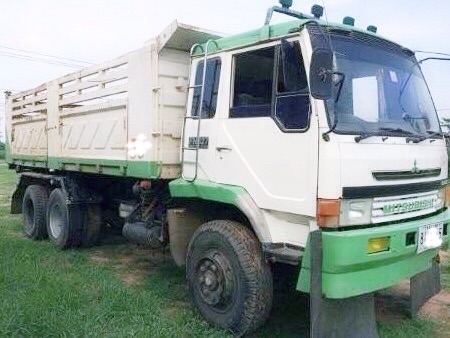 MITSUBISHI FUSO FN527 - 195 HP 6D16 TD 1742 สิบล้อดั๊มพ์ 2 เพลา กระบะดั๊มพ์เหล็ก 12 ตันของสามมิตรลอนเฉียงสภาพดีพร้อมใช้งานได้เลยครับ เครื่องยนต์แรงดีไม่มีเยิ้ม เกียร์เดิม 10 SPEED ภายในเก๋งคอนโซลครบพร้อม แอร์ พวงมาลัยเพาเวอร์ ระบบเบรคทริ๊ปฟี้ครบ ช่วงล่างแ