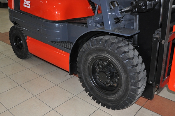 ขายรถโฟล์คลิฟท์มือสอง TOYOTA รุ่น 6FG25 ราคา 295,000 บาท นำเข้าจากประเทศญี่ปุ่น 100\% ไม่เคยใช้งานในไทย