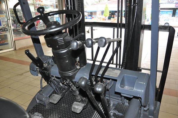 ขายรถโฟล์คลิฟท์มือสอง TOYOTA รุ่น 6FG25 ราคา 295,000 บาท นำเข้าจากประเทศญี่ปุ่น 100\% ไม่เคยใช้งานในไทย